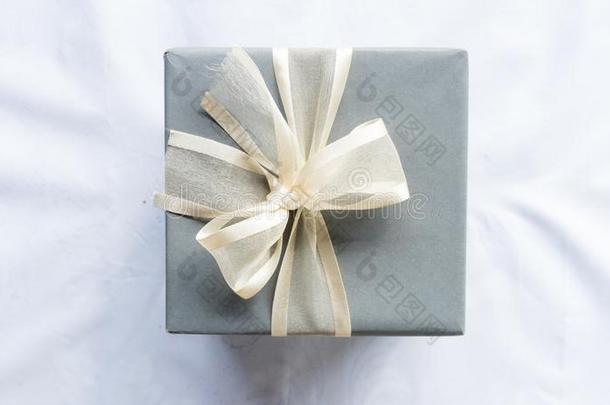 赠品幸福的盒为使惊奇向白色的颜色背景