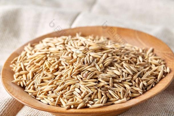 燕麦碾去壳的燕麦或燕麦长钉采用木制的盘子向手织物桌布,