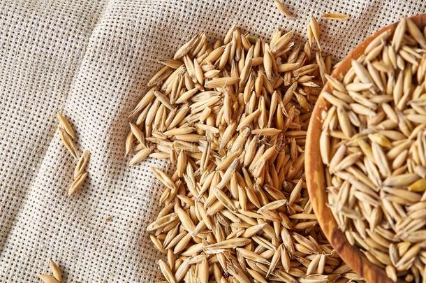 燕麦碾去壳的燕麦或燕麦长钉采用木制的盘子向手织物桌布,