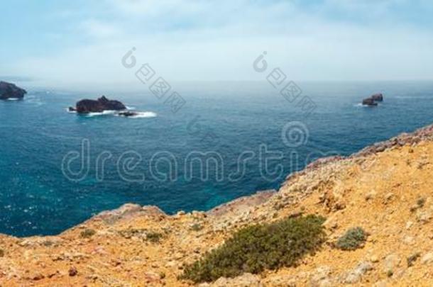 夏在大西洋里的多岩石的海岸阿尔加维征服),葡萄牙.