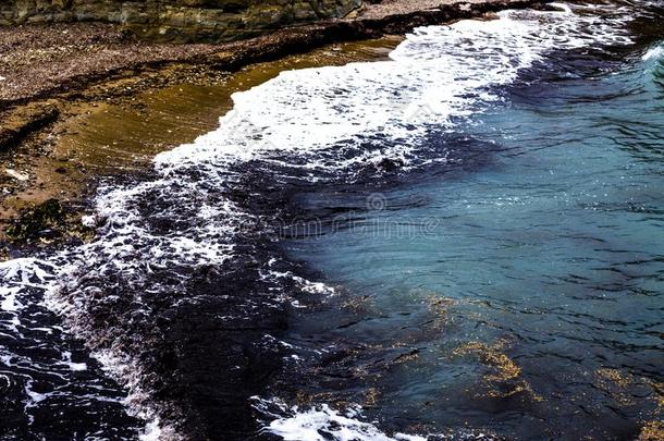 令人惊异的结晶清楚的海滩蓝色水关于指已提到的人洋.大的潮水的wickets三柱门
