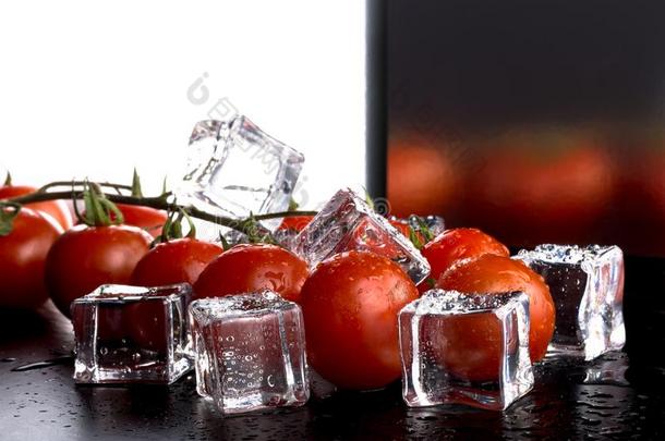班奇关于红色的樱桃托马托斯和冰立方形的东西向黑的湿的表.Sweden瑞典