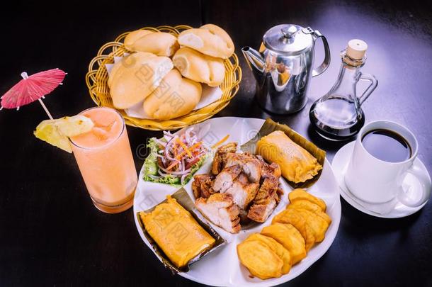 秘鲁的食物早餐玉米面团包馅卷反对票奇卡龙