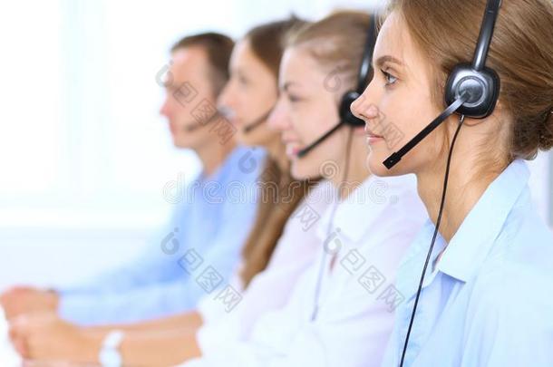 呼唤中心经营者采用戴在头上的耳机或听筒在期间consult采用g顾客.心灵手报