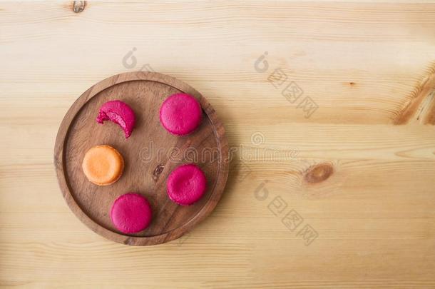 浆果悬钩子马卡龙和桔子芒果法国的蛋白杏仁饼干向一