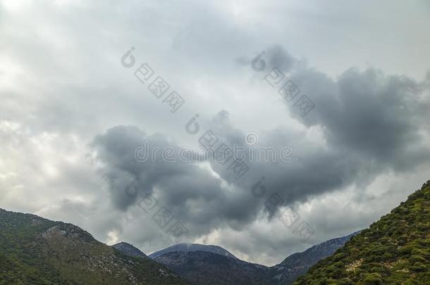 峡谷河山谷在下面一有暴风雨的傍晚黄昏dr一m一tic天机智