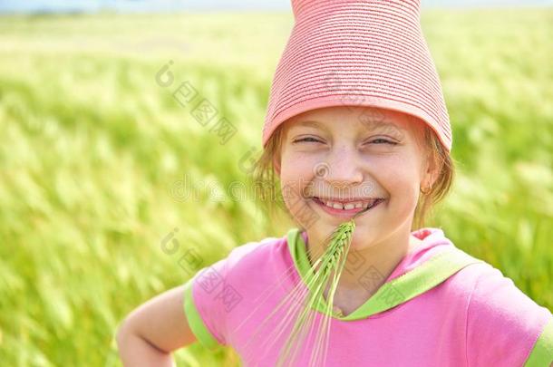 小孩是（be的三单形式采用指已提到的人小麦田,明亮的太阳,美丽的夏园艺