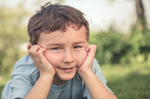 小孩小孩小的男孩思考有样子的制动火箭方式户外的copysp