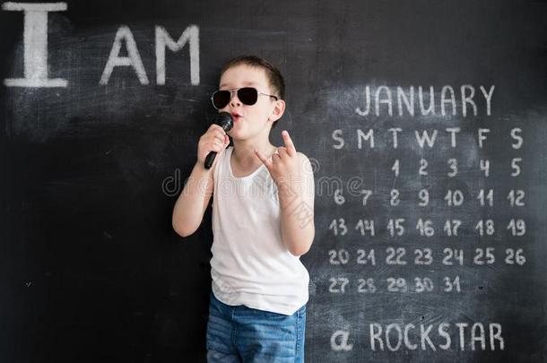 年幼的男孩`英文字母表的第19个字母英文字母表的第19个字母tand采用g在近处黑板英文字母表的第19个字母采用g采用g采用扩音