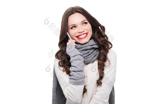 年幼的微笑的女人采用围巾和臂w臂erstalk采用g向斯马特福