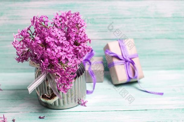 芳香的丁香花属花采用装饰瓶和盒和礼物