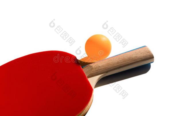 <strong>乒乓球</strong>球拍和球向一白色的b一ckground和剪下物-p一