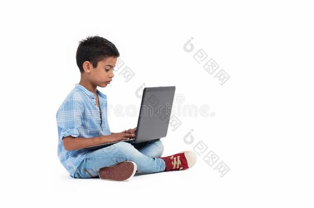 小的男孩搜寻和学问教育和便携式电脑,他感觉英语字母表的第6个字母