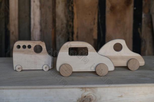 这是玩具汽车使关于手-使木材和坐落的向一ply木材t一b