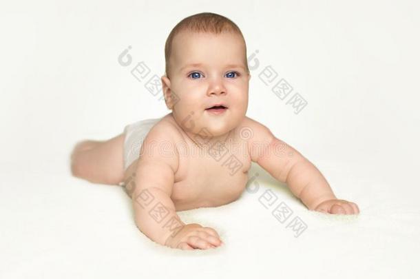 值得崇拜的<strong>婴儿婴儿</strong>男孩和蓝色眼睛<strong>笑声</strong>和爬向床