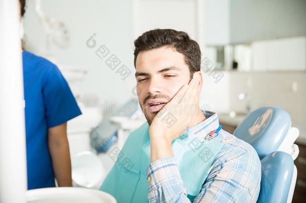 男人受苦从牙痛采用牙齿的诊所