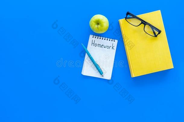 家庭作业观念.单词家庭作业书面的采用笔记簿向蓝色书桌