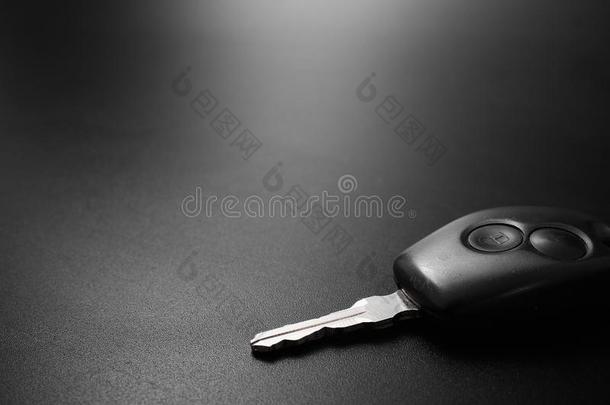 汽车钥匙和中央的锁向黑的背景.