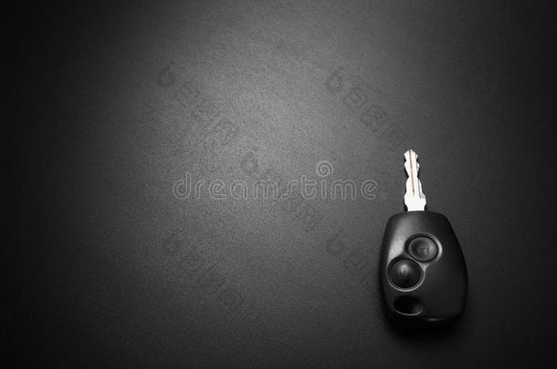 汽车钥匙和中央的锁向黑的背景.