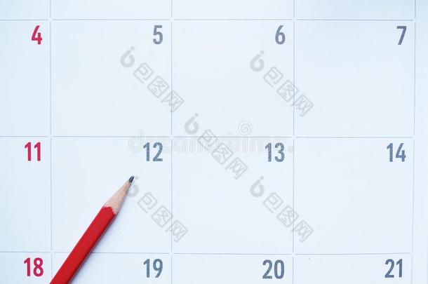 关在上面关于组织者或日历和红色的铅笔