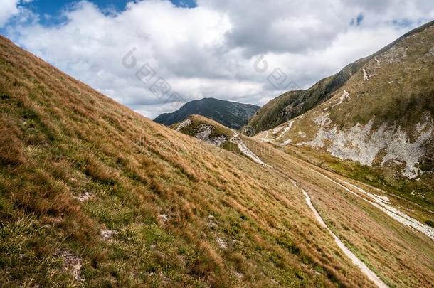 西方的纹身山在近处比斯特塞德洛走过向斯洛伐克人-英语字母表的第16个字母