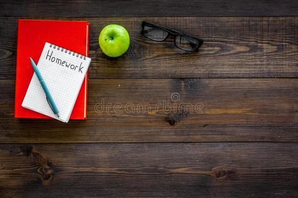 家庭作业观念.单词家庭作业书面的采用笔记簿向黑暗的木材