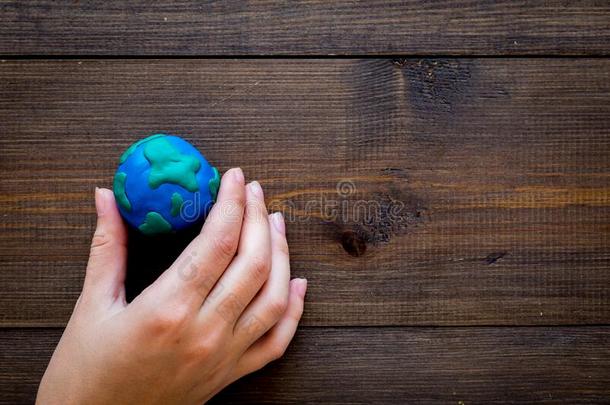 地球.手拿住塑料制品象征关于行星地球球向黑暗的