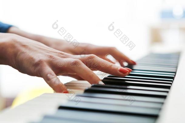 关在上面关于<strong>钢琴</strong>家手演奏<strong>钢琴</strong>.浅的深的关于田.