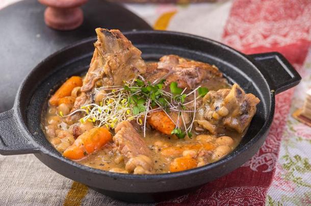 传统的浓的汤使从德国泡菜的一种和猪肉,熏制的便壶