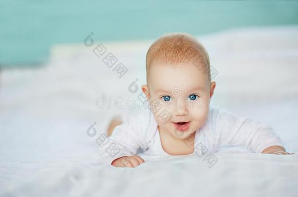 值得崇拜的笑的婴儿采用白色的和煦的：照到阳光的卧室.新生的采用fantSwitzerland瑞士