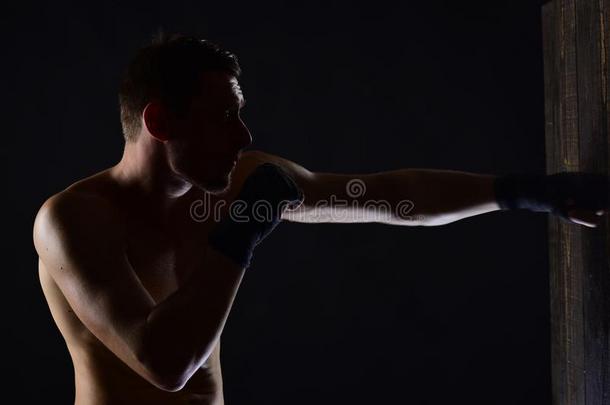 训练.男人训练拳击采用健身房.训练时间为运动USSR苏联
