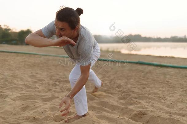 运动员的卡泼卫勒舞执行者制造整个活动向指已提到的人海滩