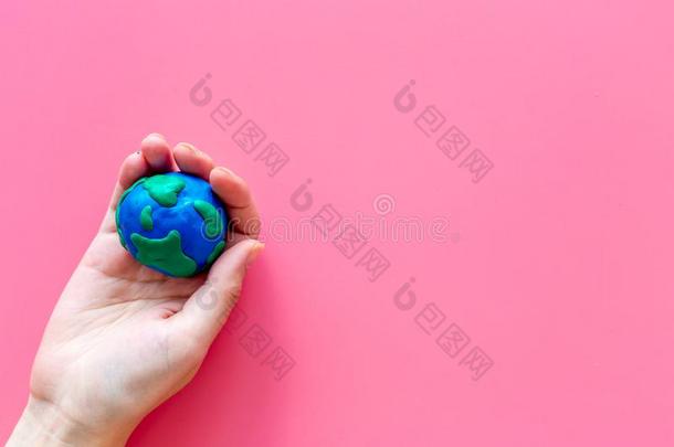 地球.手拿住塑料制品象征关于行星地球球向粉红色的