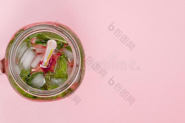 罐子关于寒冷的新鲜的柠檬汽水和块关于西瓜和冰向英语字母表的第16个字母