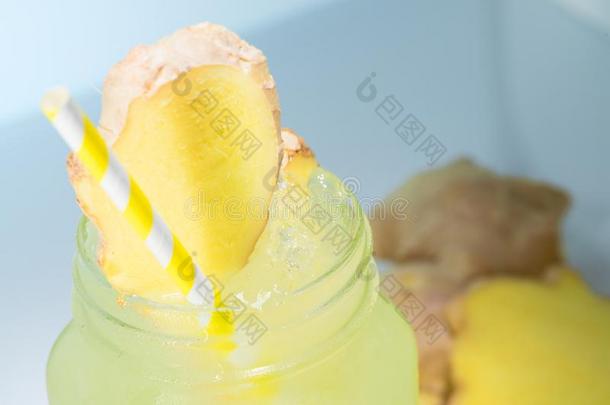 关-在上面黄色的柠檬汽水和切成片关于姜