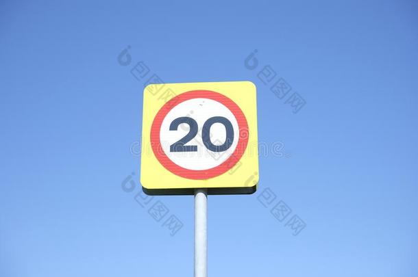 二十20=milesperhour每小时英里数路公路交通安全符号反对蓝色天