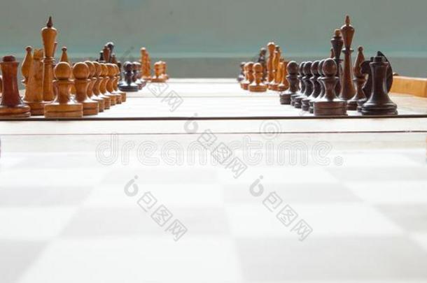 木制的棋板和木制的棋一件