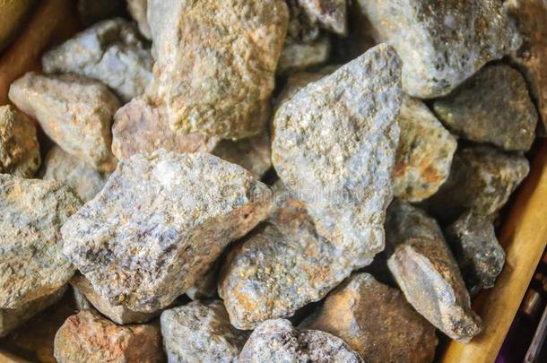 黄铁矿石头为卖在指已提到的人ThaiAirwaysInternational泰航国际-柬埔寨边交易.指已提到的人英语字母表的第1