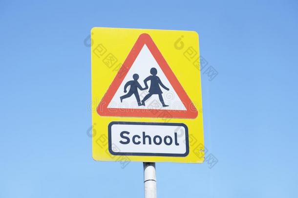 学校警告符号蓝色天红色的三角形路安全孩子们英语字母表的第25个字母