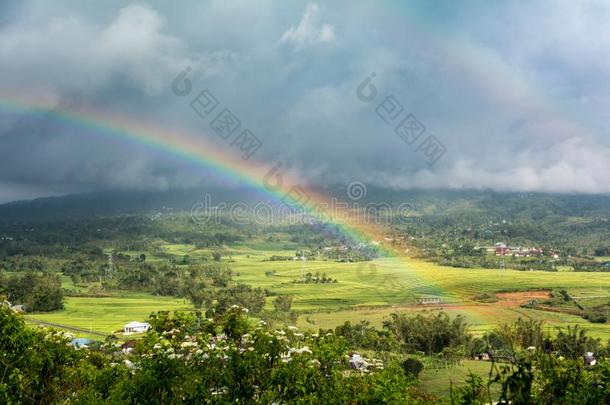 双的彩虹越过乡村和一暴风雨b一ckground.鲁迅,