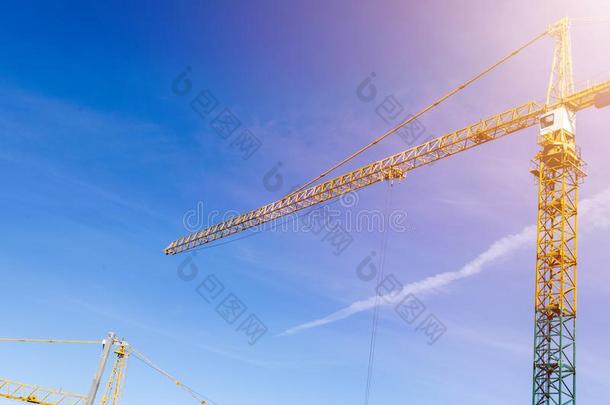建筑物<strong>吊车</strong>塔向蓝色天背景.<strong>吊车</strong>和建造