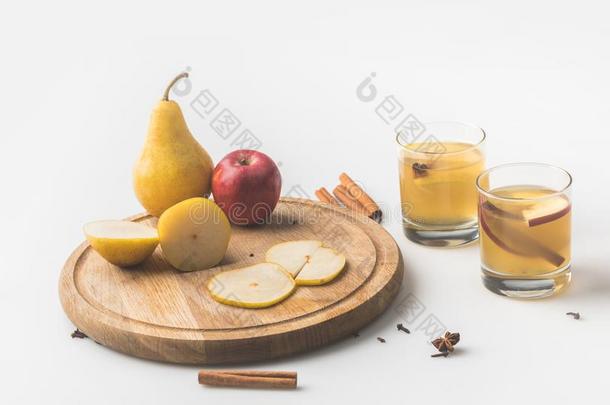 眼镜关于<strong>苹果汁</strong>和<strong>苹</strong>果和梨向木制的板