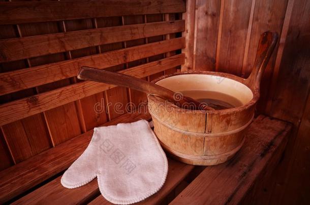 桑拿浴室内部和水桶和水和白色的按摩手套