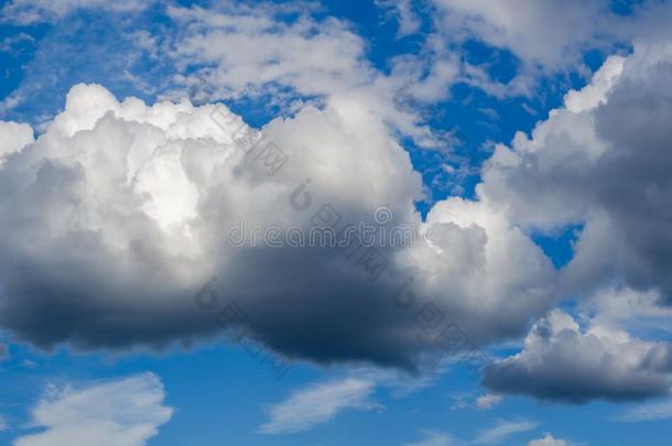 全景画蓝色天和积云云.Ð¡嘹亮的风景