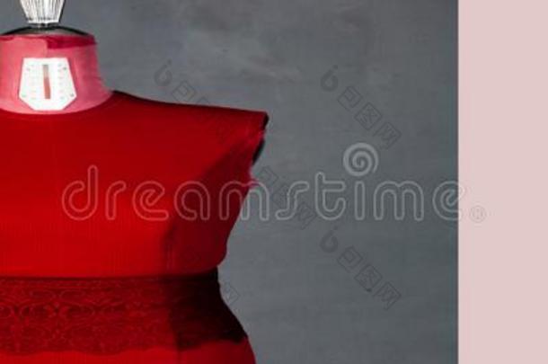 缝纫外衣采用指已提到的人工作室,红色的衣服向指已提到的人mannequ采用.指已提到的人