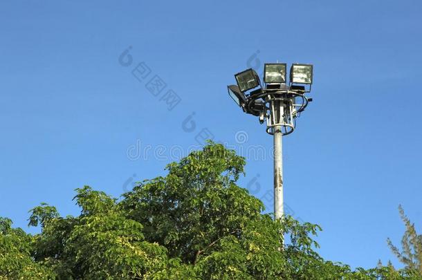 斯波利格聚光灯采用指已提到的人花园,和蓝色ofsky