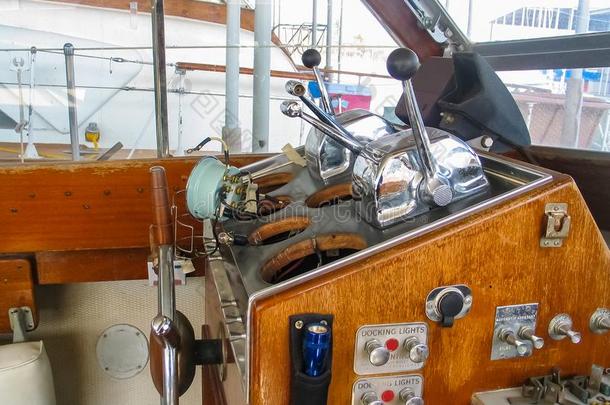 舵关于老的制动火箭木制的小船一小船码头和器具钳子