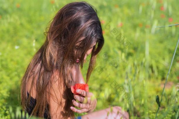 美丽的春季年幼的女人在户外享有自然.健康的英文字母表的第19个字母