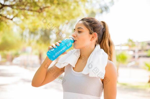 女人喝饮料水后的跑步锻炼