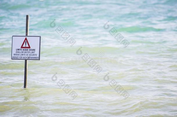 影像关于类的危险信号浅的水限制指示牌